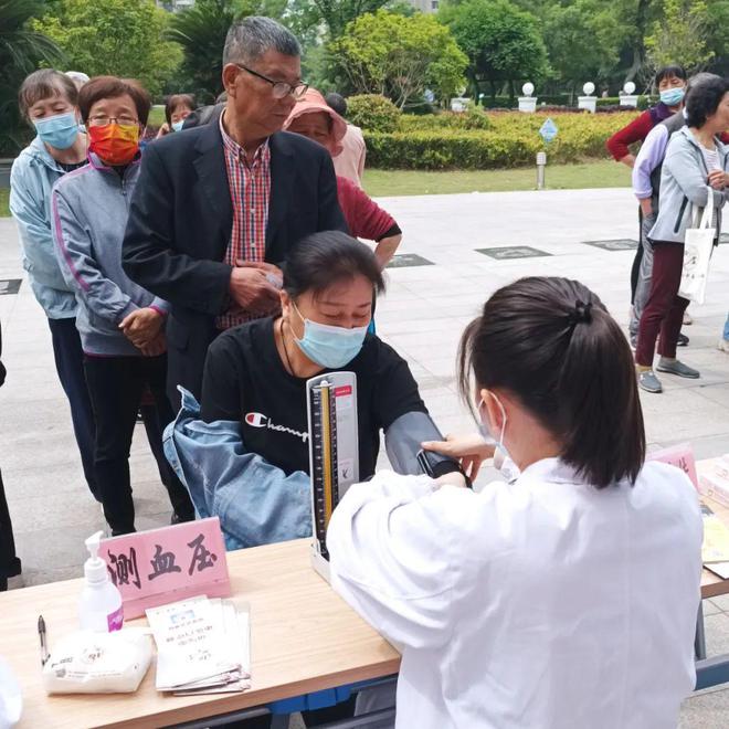 寶山社區(qū)便民服務(wù)暖人心 中醫(yī)問(wèn)診、血壓測(cè)量與理發(fā)服務(wù)一站式體驗(yàn)