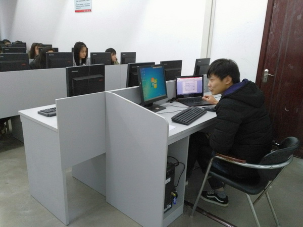 校企合作強(qiáng)，雙師授課忙——信息工程系積極開展校企雙師授課，共育計(jì)算機(jī)應(yīng)用軟件開發(fā)人才